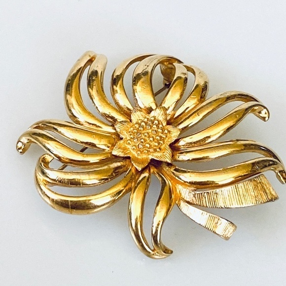 MONET Vintage Brooch Pin Gold Tone - Picture 1 of 10